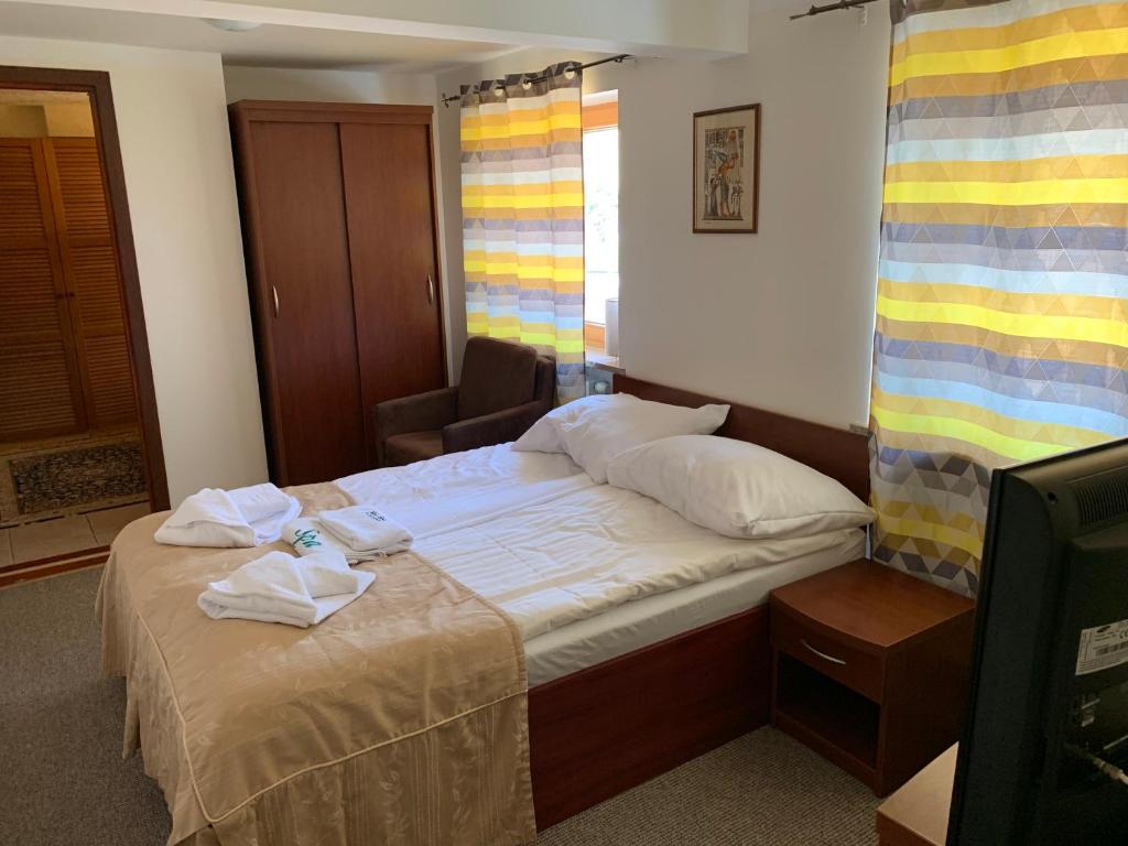 Pokój <span style='color:var(--color-first);'>czteroosobowy</span><br>z rozkładaną sofą