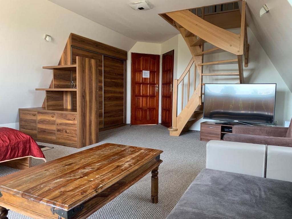 Pokój <span style='color:var(--color-first);'>sześcioosobowy</span><br> typu studio