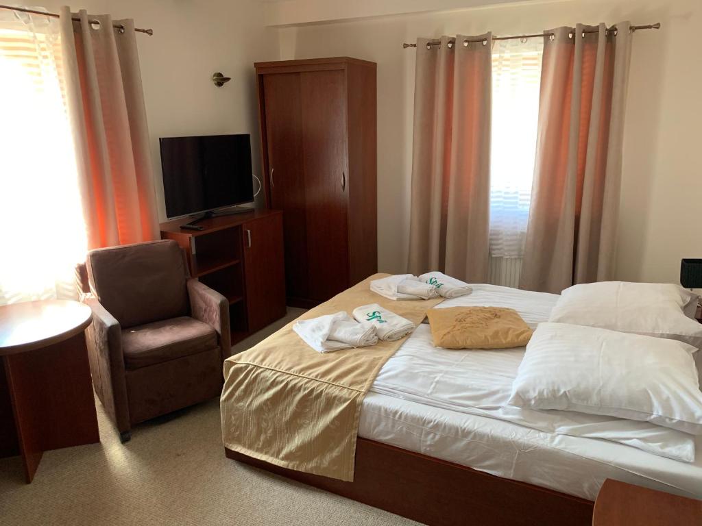 Pokój <span style='color:var(--color-first);'>trzyosobowy</span><br>z łazienką